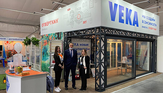 Министр строительства Приморья посетил стенд VEKA на выставке «Город» во Владивостоке