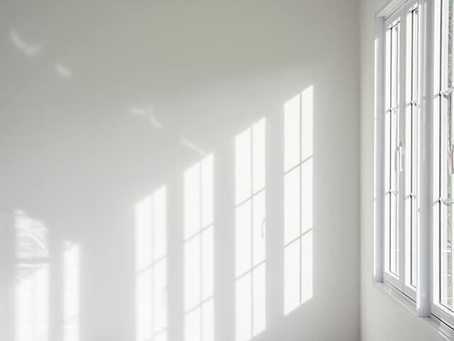 Окно в ванной: особенности размещения и эксплуатации в частном доме и квартире